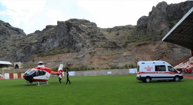  Ambulans helikopter hasta için stada indi